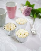 Cupcakes mit weißer Schokolade Buttercreme