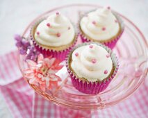 Vanillecupcakes mit rosa Zuckerperlen