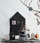 Modernes Weihnachts-Stillleben in Schwarz-Weiß aus verschiedenen Deko-Häusern