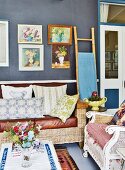 Wohnzimmer mit Vintage Sitzmöbeln, Wand mit Bildergalerie und Bambusleiter