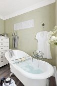 Retrowanne mit Ablagegitter in lindgrün getöntem Landhaus-Badezimmer