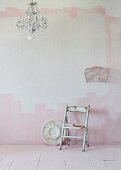 Lässig gestrichene Wand in Rosa und Weiß, davor Vintage Stuhl