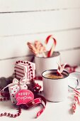 Heiße Schokolade mit Zuckerstangen und Weihnachtsdekoration