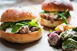 Beefburgers with cheese and rocket