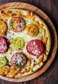 Pizza mit Tomaten und Käse