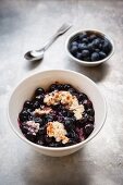 Blaubeer-Porridge mit Mandeldrink