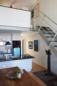 Apartment mit Wohnküche und Treppe zur Galerie