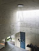 Imposanter Kronleuchter mit geometrischer Silhouette im Architektenhaus aus Beton