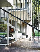 Schwebende Treppe aus Metall mit Stabgeländer am Architektenhaus