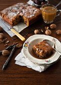 Sticky pudding with dates, walnuts and caramel sauce (England)