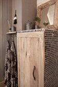 Rustikaler Badezimmerschrank aus Holz und Mosaikfliesen