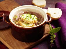 Gratinated red onion soup