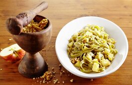 Tagliatelle verde con sapore (pasta with apples and walnuts, Italy)