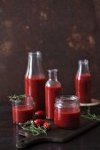 Passierte Tomaten in Gläsern und Flaschen