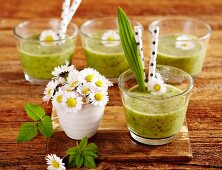 Wildkräuter-Apfel-Smoothies mit Gänseblümchen