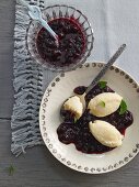 Böhmerwälder Quarkklösschen mit Blaubeer-Honigsauce