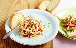 Wurst-Käse-Salat mit Paprikaschoten