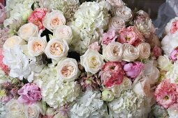 Romantisches Rosenbouquet für eine Hochzeitstafel