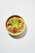Sancocho Suppe mit Huhn, Mais, Kochbananen, Hühnerbrühe, Yucca, Koriander und Avocado (Puerto Rico)