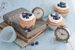 Schnelle Blaubeer-Cupcakes mit Schmand-Topping