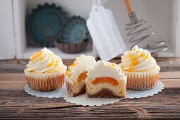 Aprikosen-Cheesecake-Cupcakes mit Frischkäse-Topping