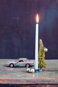 Spielzeugautos als Kerzenständer zur Weihnachtsdekoration