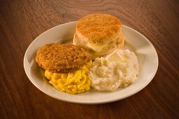 Chicken escalope with scrambled eggs, grits and biscuit (USA)