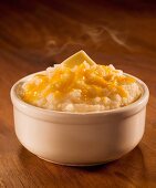 Hot grits with cheese and butter (USA)