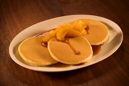 Pancakes with peaches and syrup (USA)