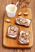 Wholemeal bread with horseradish sauce, roastbeef and capers