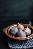 Fresh figs in a ceramic bowl