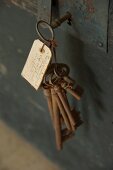 Vintage Schlüsselbund mit rostigen Schlüsseln und beschriftetes Schild