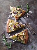 Vegetarische Kartoffelpizza mit roten Zwiebeln, Feta & Rosmarin