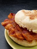 An English muffin with bacon (USA)