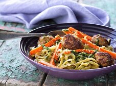 Kalbfleischbällchen in grüner Pesto-Sauce mit Nudeln