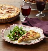 Quiche Lorraine mit Blattsalat und Rotwein