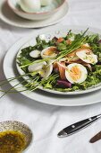 Frühlingssalat mit Ackerbohnen, Lachs, Mozzarella & gekochten Eiern