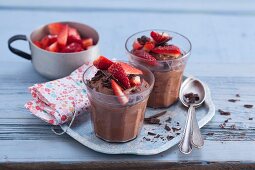 Mousse au Chocolate mit frischen Erdbeeren