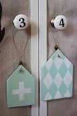 Shabby Chic Anhänger mit Rauten und Kreuz an Möbelknöpfen