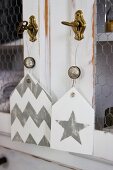 Shabby-chic gift tags decorated with zigzag pattern and star