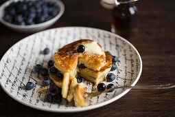 Pancakes aus Bananen mit Heidelbeeren und Ahornsirup