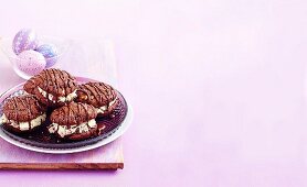 Schokoladen-Doppelkekse mit Buttercreme und Maltesers