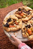 Galettes aus Parmesanteig mit gebratenem Gemüse für ein Winterpicknick (Südafrika)