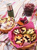 Wraps, blackberry-muffins, vegetable chips and grapes