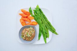 Vegetables with a dip (peanut cream with tamarind)