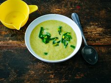 Leek soup with lemon and white wine