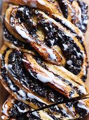 Poppyseed pastries with icing sugar (close-up)