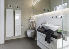 Waschtisch mit Aufsatzbecken, Eck-Toilette und Designer-Heizkörper in kleinem Bad