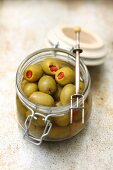 Grüne Oliven mit Paprikafüllung