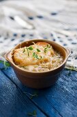 Französische Zwiebelsuppe mit Toast und Greyerzer Käse überbacken und frischem Thymian